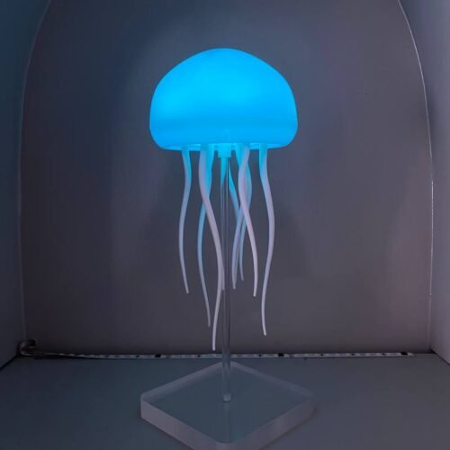 Lámpara medusa con movimiento iluminando una habitación